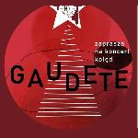 The dark red poster shows a simple Christmas tree made of horizontal white lines crowned with a white star. The Christmas tree is crossed by the inscription "Gaudete".