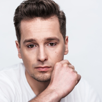 Who's off-mainstream and who's top of the charts this New Year's Eve