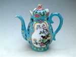 Czajnik z motywem kwiatów i ptaków. Technika: emalie i farby naszkliwne z "rodziny różu". Czas powstania: 1723-1735 cesarz Yinzhen (Dynastia Qing, era Yongzheng). Własność: kolekcja prywatna