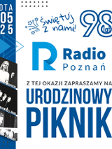Plakat, który reklamuje 98 lat Radia Poznań - Piknik Urodzinowy utrzymany w niebiesko-białej kolorystyce. Z boku zdjęcia radiowców, pośrodku napisy informujące o wydarzeniu.