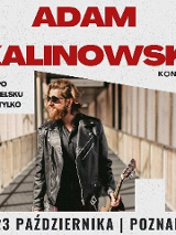 Plakat koncertu Adama Kalinowskiego. Artysta razem z gitarów idzie korytarzem. Napisy: Hity Ale po angielsku i nie tylko, koncert, 23 października, Poznań.