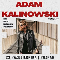 Plakat koncertu Adama Kalinowskiego. Artysta razem z gitarów idzie korytarzem. Napisy: Hity Ale po angielsku i nie tylko, koncert, 23 października, Poznań.