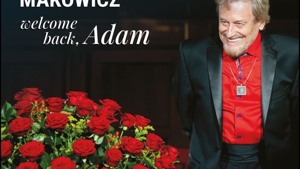 Na okładce uśmiechnięty artysta w garniturze i czerwonej koszuli, obok niego ogromny bukiet czerwonych róż.