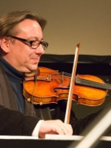 Adam Taubitz gra na skrzypcach