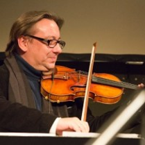 Adam Taubitz gra na skrzypcach
