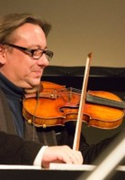 Adam Taubitz gra na skrzypcach