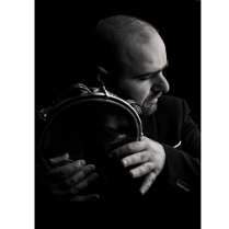 Czarno-białe zdjęcie Chamouna grającego na instrumencie.