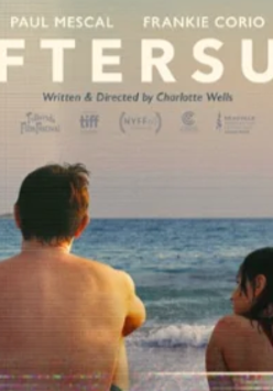 Plakat reklamujący film Aftersun, mężczyzna i dziewczynka siedzą zwróceni przodem do morza, a tyłem do widza.