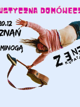 Uśmiechnięty mężczyzna z delikatną nadwagą skacze na bungee, trzymając w jednej ręce gitarę, na której na szczyt gryfu nałożył buta. Poza tym informacje o koncercie.