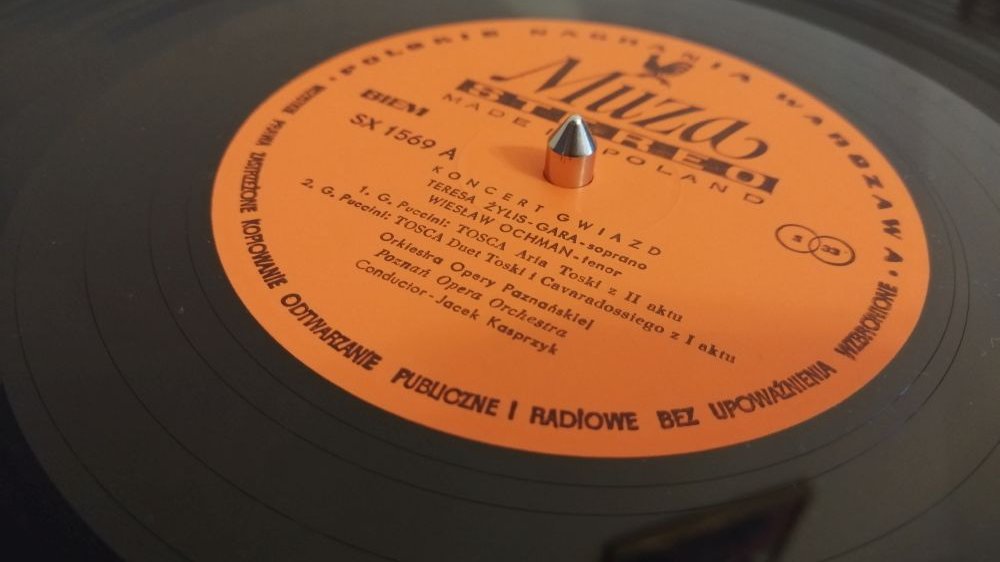 Płyta gramofonowa z pomarańczową naklejką.