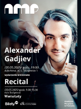 Mężczyzna opiera głowę o klawiaturę fortepianu, obok informacje o recitalu fortepianowym.