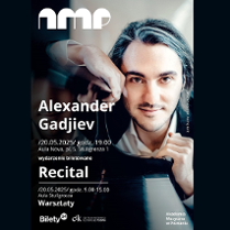 Mężczyzna opiera głowę o klawiaturę fortepianu, obok informacje o recitalu fortepianowym.