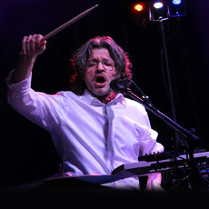 Andrzej Karpiński przy perkusji