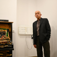 Artysta przyjmuje postawę...