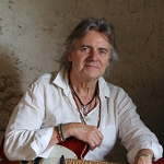 artysta z gitarą