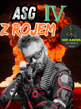 Mężczyzna w średnim wieku. Ma średniej długości włosy i brodę. Jest ubrany w czarny kombinezon z czerwonymi elementami. W dłoniach trzyma broń, która imituje karabin. Za nim w tle płomienie.