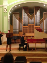 Koncert w auli. Fortepian, organy, skrzypce.