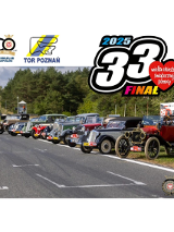 Stare samochody stoją w rzędzie na torze wyścigowym. Mają różne kolory i modele. W tle wysokie drzewa. Na zdjęciu nałożono grafikę 33. Finału Wielkiej Orkiestry Świątecznej Pomocy oraz logo Automobilklubu.