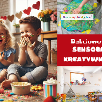 Plakat, który promuje Babciowo-Dziadkową SensoBawialnię Kreatywnego Smyka. Roześmiane dzieci siedzą na podłodze, obok zdjęcia pracowni oraz napisy informujące o wydarzeniu.
