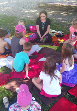 bajarka i dzieci na trawie