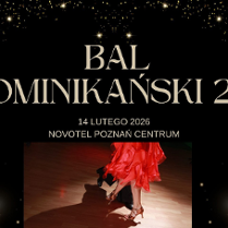 Elegancka grafika na czarnym tle ze złotymi drobinkami zaprasza na Bal Dominikański 2026. Wydarzenie odbędzie się 14 lutego 2026 roku w hotelu Novotel Poznań Centrum. W dolnej części obrazu znajduje się zdjęcie tańczącej pary, skupione na nogach tancerki w czerwonej sukni i butach do tańca.