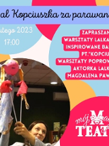 Na obrazku widać kobietę z teatralną kukłą w ręku i napisy promujące wydarzenie o tytule Bal Kopciuszka za parawanem w poznańskim Moim Teatrze.