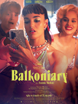 Trzy kobiety stoją obok siebie, patrzą się w ekran smartfonu trzymanego przez stojącą po środku. Pod spodem informacje o filmie.