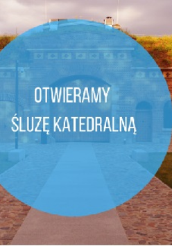 Śluza katedralna. Na środku błękitne koło z białym napisem: Otwieramy śluzę katedralną".