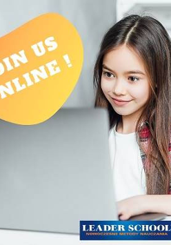 Dziwczynka w koszuli w czerwono-białą kratę przy laptopie. W lewym górnym rogu napos na żółtym tle.