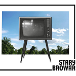 Telewizor na tle nieba i wierzchołków drzew.