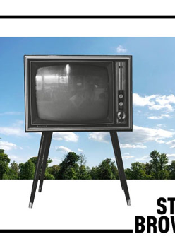 Telewizor na tle nieba i wierzchołków drzew.