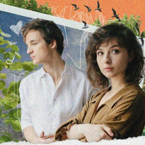 Na kolorowym tle widać dwoje członków zespołu Kwiat Jabłoni.