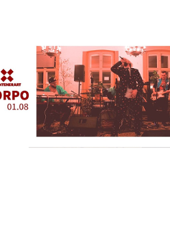 Na banerze widzimy zdjęcie, podbarwione na czerwono, na którym znajduje się trzech muzyków grających na instrumentach oraz wokalista na pierwszym planie. Dodatkow z boku umieszczono logo i nazwę KontenerArt, nazwę zespołu Korpo data koncertu 01.08.