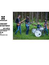 Na banerze wypisano artystów któzy wystąpią na koncercie. Widać także logo i nazwę KontenerArt i datę koncertu 26.lilpca. Obok fotografia czworo muzyków grających w lesie.