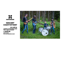 Na banerze wypisano artystów któzy wystąpią na koncercie. Widać także logo i nazwę KontenerArt i datę koncertu 26.lilpca. Obok fotografia czworo muzyków grających w lesie.