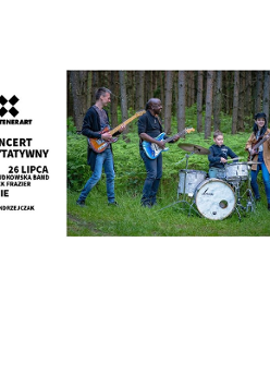 Na banerze wypisano artystów któzy wystąpią na koncercie. Widać także logo i nazwę KontenerArt i datę koncertu 26.lilpca. Obok fotografia czworo muzyków grających w lesie.