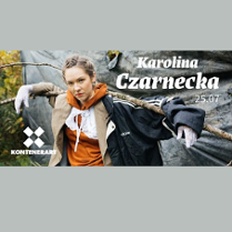 Na banerze widzimy Karolinę czarnecką ubraną w wiele warstw ubrań różnego koloru, trzymającą na ramionach gałąź. W prawym górnym rogu biały napis Karolina Czarnecka i data 25. lipca. W lewym dolnym rógu białe logo i napis KontenerArt.