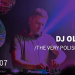 Zdjęcie Dj'a w barwach fioletowo niebieskich. Dodatkowo data występu, nazwa i logo miejsca.