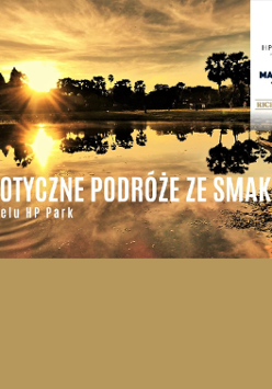 Widok stawu za którym widnieją drzewa. Wszystko tonie w blasku zachodzącego słońca. Na fotgrafię nałożono napis z nazwą wydarzenia oraz logo organizatora.