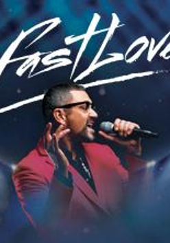 Fotografia postaci George Michaela na granatowym tle. W tle biały napis "Fast love".