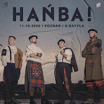 Na tle wieczornego nieba 4 postacie członków zespołu. Nad nimi zanwa zespołu "Hańba".