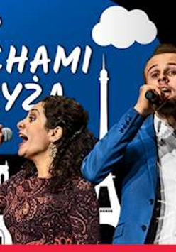 Artysta i artystka w trakcie śpiewania do mikrofonów.