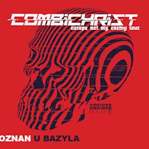 Na czerwonym tle czarna czaszka i biały napis "combichrist".