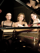Zdjęcie artystek z Poznańskiego Trio Fortepianowego.