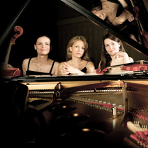 Zdjęcie artystek z Poznańskiego Trio Fortepianowego.