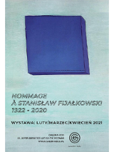 Na niebieskim tle granatowy sześcian i transparentny napis z tytułem wystawy.