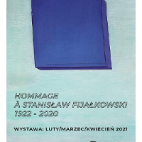 Na niebieskim tle granatowy sześcian i transparentny napis z tytułem wystawy.