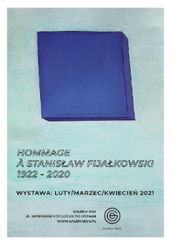 Na niebieskim tle granatowy sześcian i transparentny napis z tytułem wystawy.