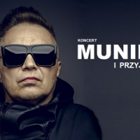 Na szarym tle zdjęcie Muńka, a obok biały napis "koncert Muniek i przyjaciele".