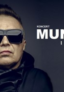 Na szarym tle zdjęcie Muńka, a obok biały napis "koncert Muniek i przyjaciele".